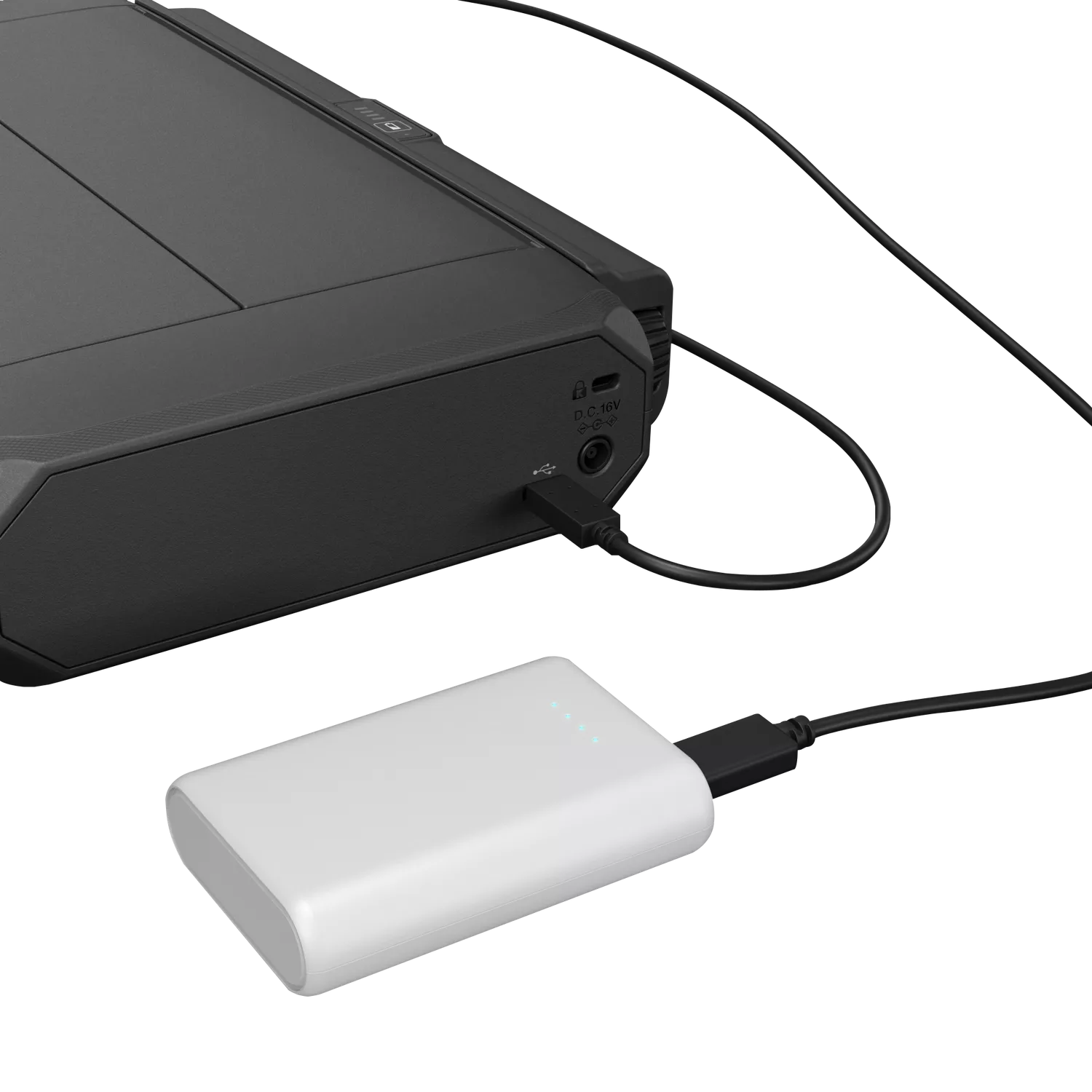 Un dispositivo negro está conectado a un banco de energía blanco mediante un cable USB. El banco de energía tiene luces azules que indican energía.