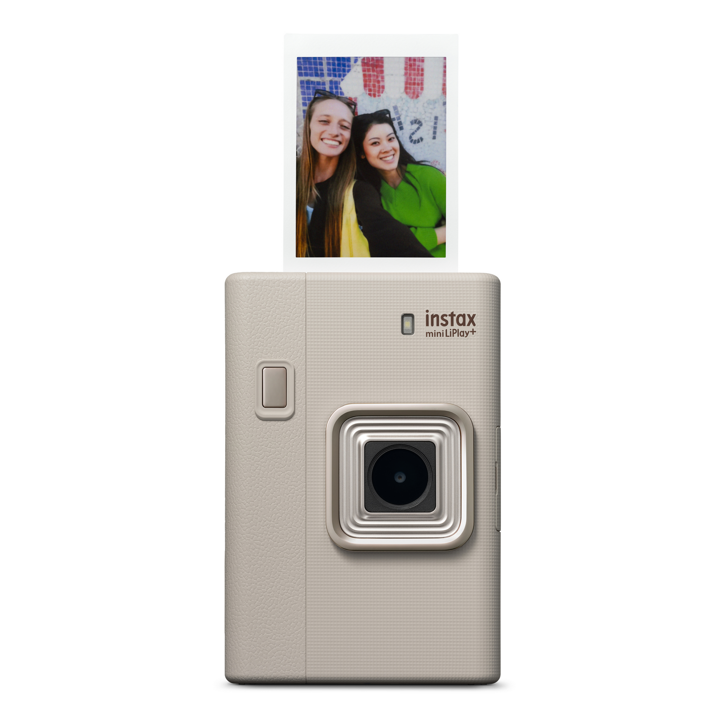 Una cámara Instax Mini LiPlay+ beige con una foto impresa de dos mujeres sonriendo. La foto está encima de la cámara.