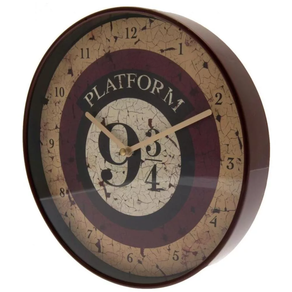 Un reloj de pared redondo con diseño de Plataforma 9 3/4. Tiene un marco marrón y una esfera agrietada beige y granate. Las manecillas indican la hora.