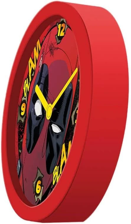 Reloj rojo con la cara de Deadpool. Las manecillas amarillas indican la hora. El reloj es rojo, con los números 6, 9 y 12 visibles.