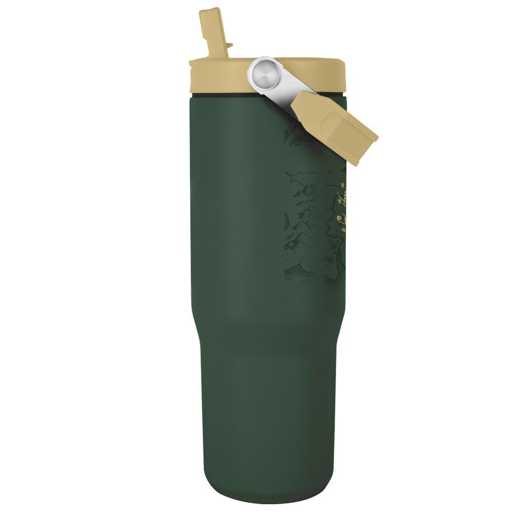 Un vaso verde oscuro con tapa y asa color canela. El vaso tiene un diseño de un bosque con montañas. La tapa está abierta.