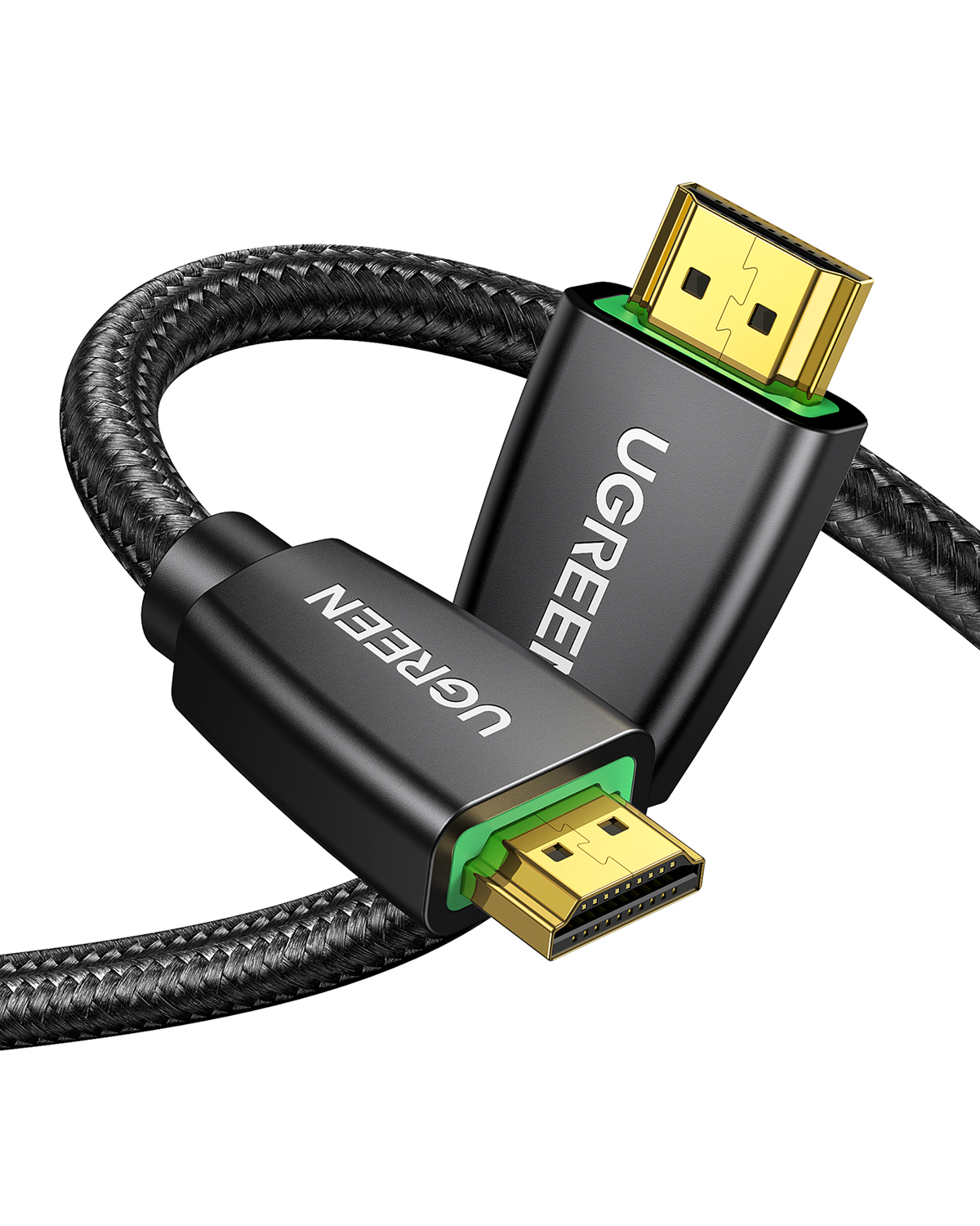 UGREEN'den bir HDMI kablosu. Siyah konektörleri ve kablosu, altın renkli HDMI başlıkları ve yeşil bir vurgusu var. Kablo beyaz bir arka plan üzerinde.