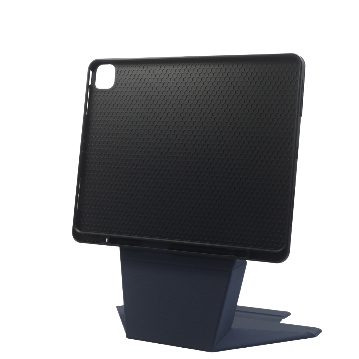 Karanlık mavi bir stand üzerinde duran siyah bir tablet kılıfı. Kılıf petek dokusuna sahip. Arka plan siyah.