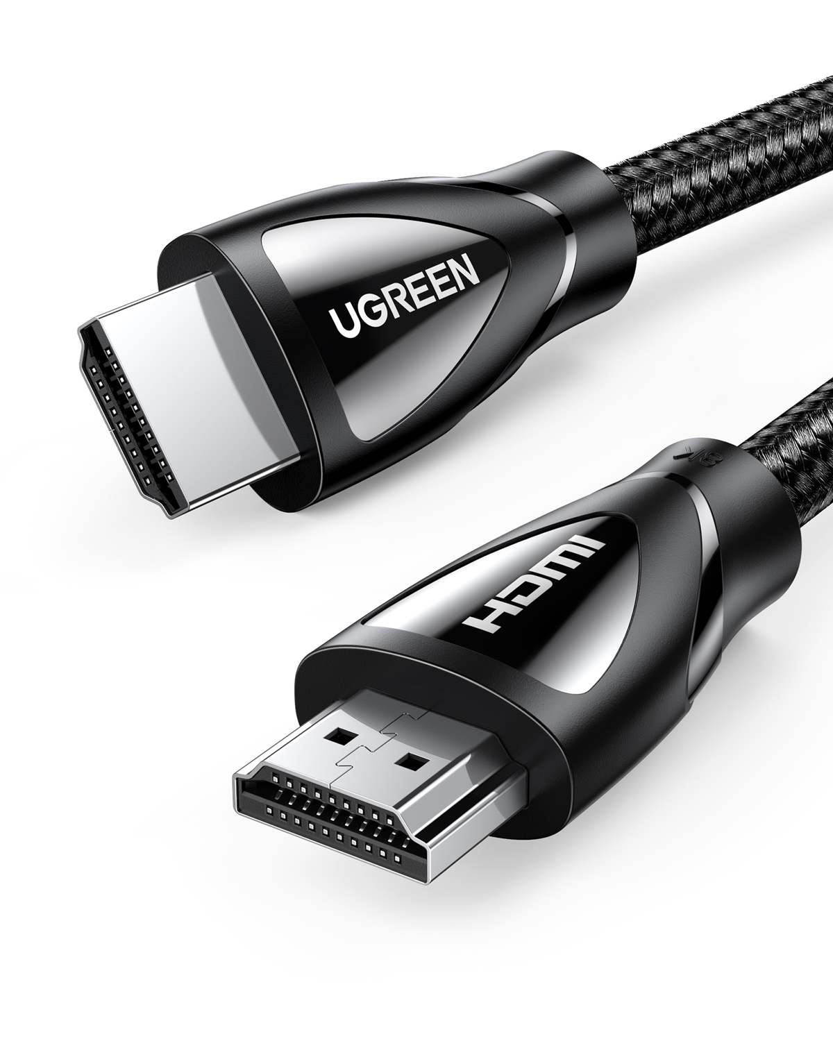 Siyah UGREEN HDMI kablosu, gümüş renkli konektörler. Bir ucunda UGREEN logosu, diğerinde HDMI logosu. Örgülü kablo beyaz arka plan üzerinde.