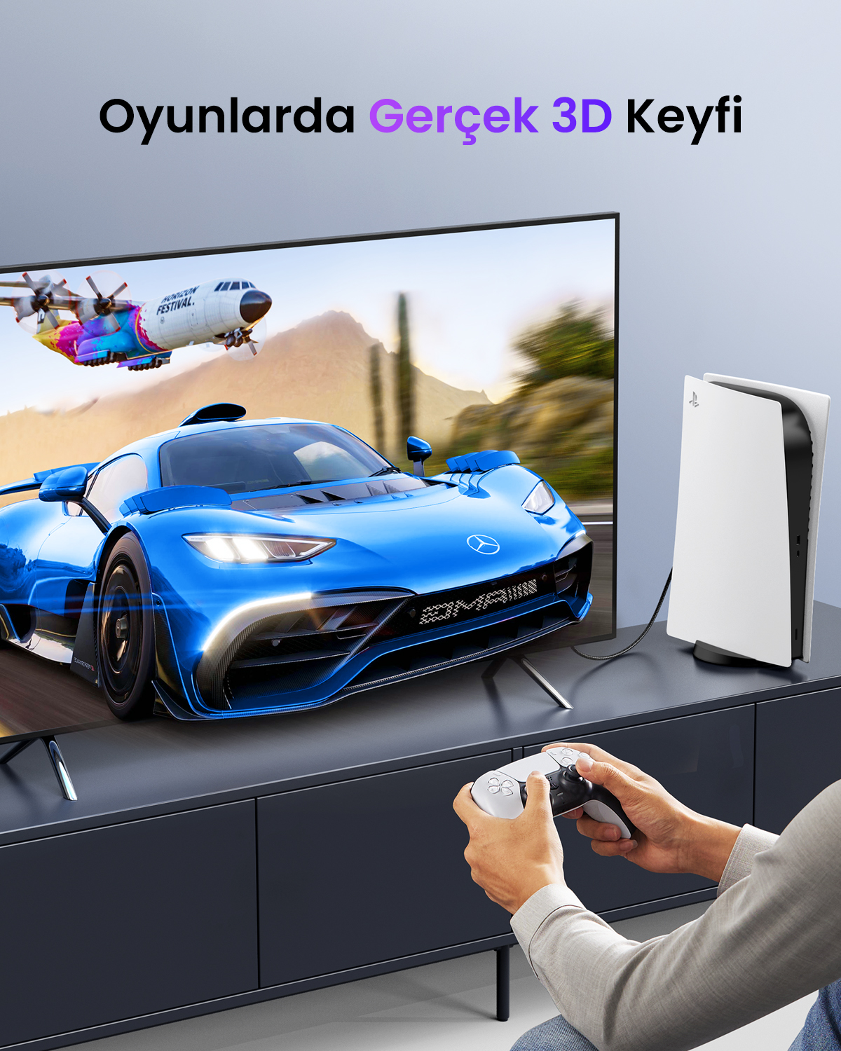 Bir kişi kontrolcü tutuyor, TV'de bir yarış oyunu oynuyor. Beyaz bir PlayStation 5, siyah bir dolap üzerinde.