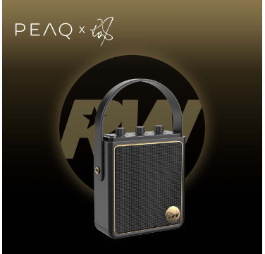 Haut-parleur noir et doré avec poignée, boutons et façade en maille. Logo PEAQ et signature en arrière-plan.