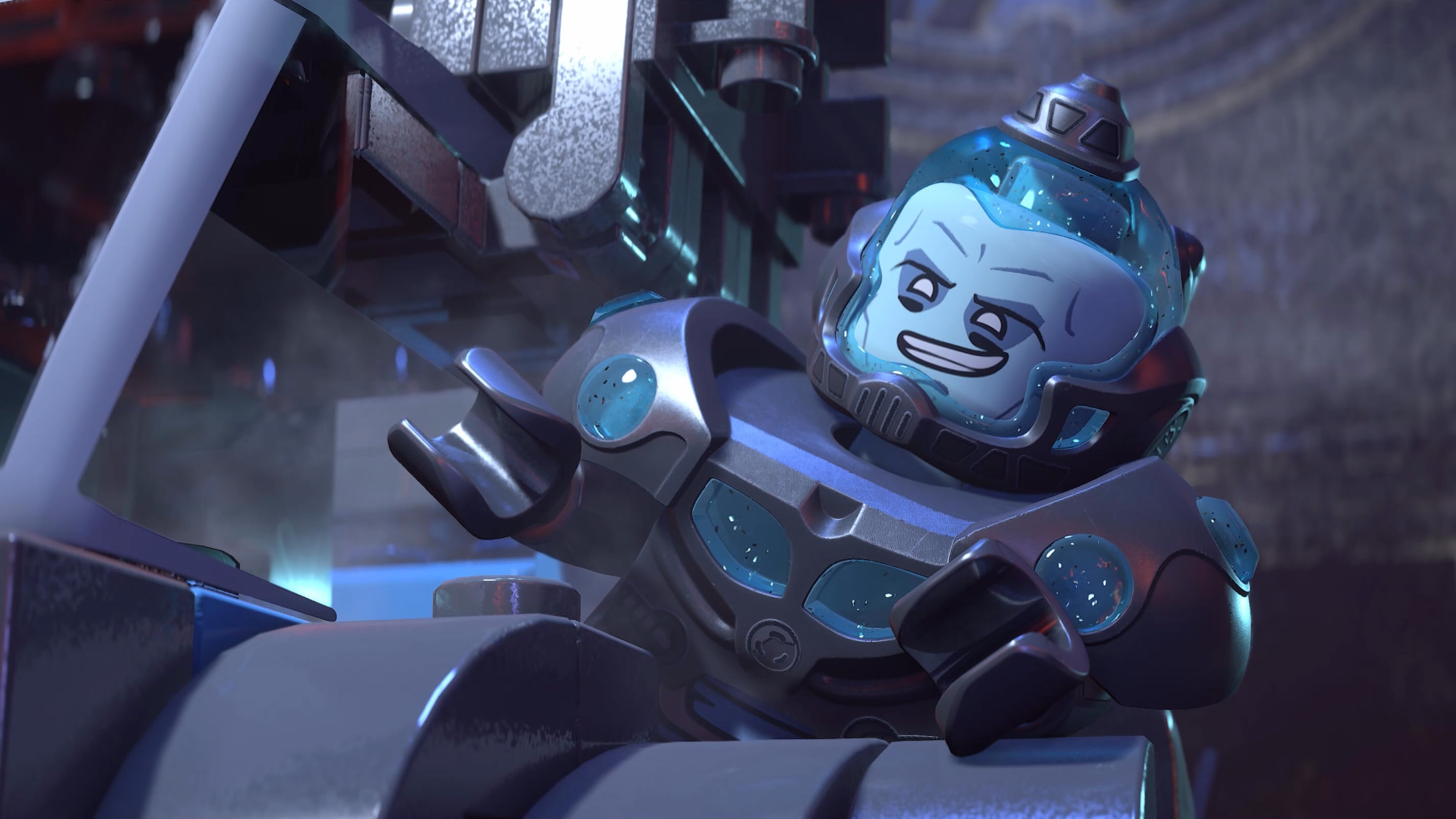 Lego Mr. Freeze Figur mit blauem Helm und Grinsen. Er ist in einer dunklen Umgebung mit Metallstrukturen.