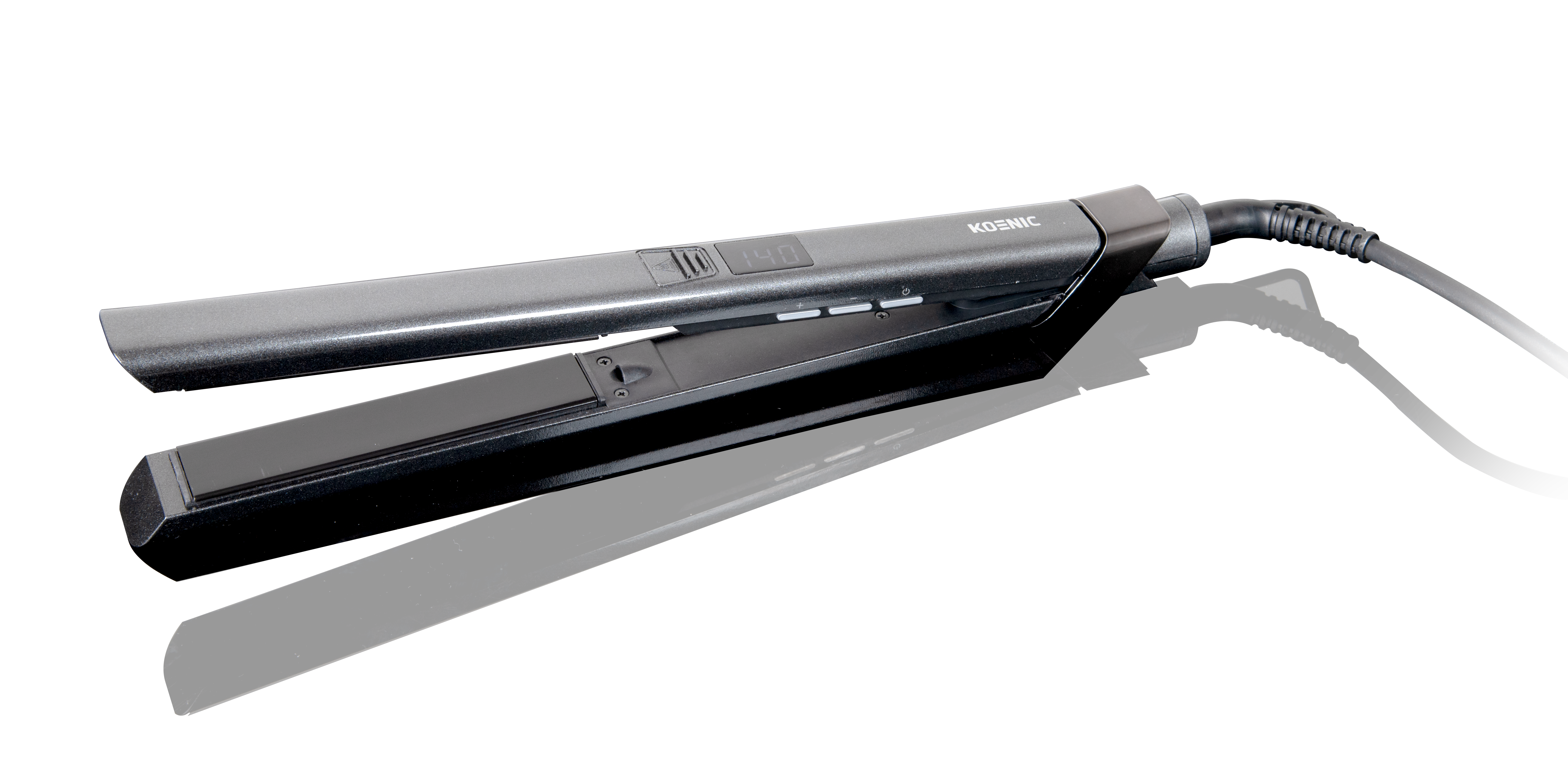 Czarna prostownica do włosów Koenic na odblaskowej czarnej powierzchni. Jest otwarta, widać płytki grzewcze.