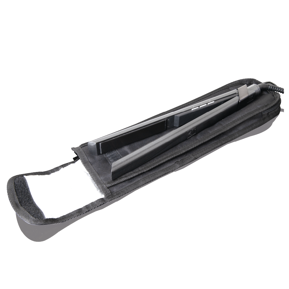 Czarna prostownica do włosów spoczywa w czarnym etui na białym tle.