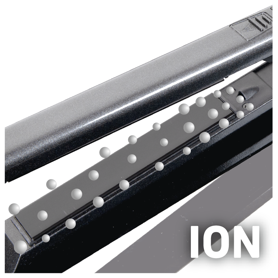 Zbliżenie czarnej i srebrnej prostownicy do włosów z białymi kulami reprezentującymi jony. Widoczne słowo 'ION'.