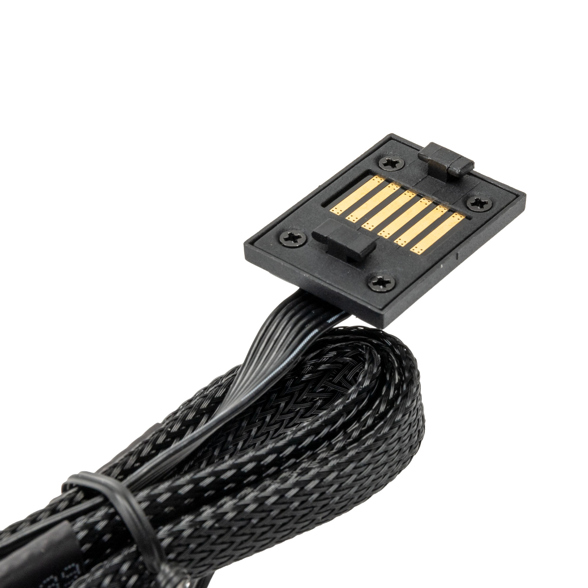 Schwarzer Stecker mit Goldpins an einem schwarzen geflochtenen Kabel befestigt. Schrauben sichern den Stecker. Weißer Hintergrund.