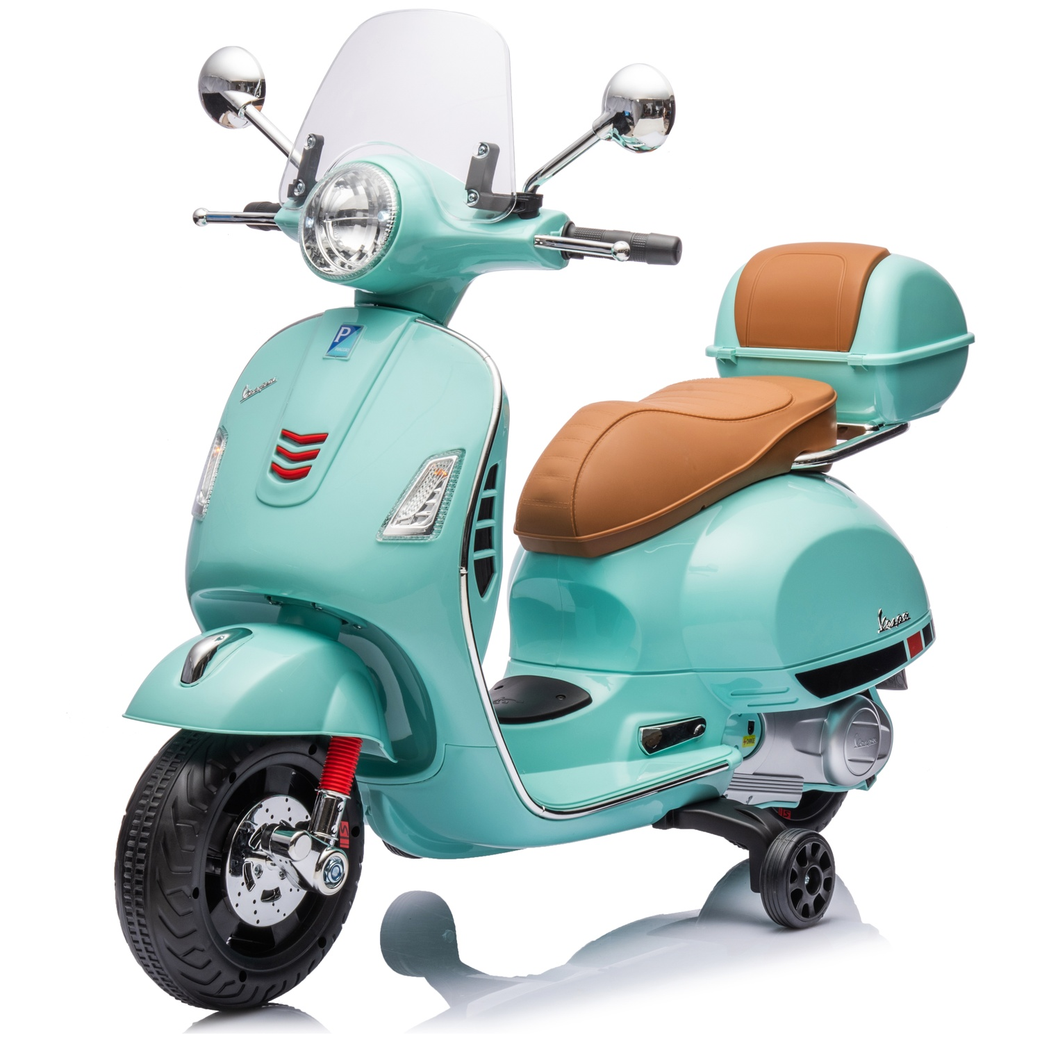Un scooter Vespa bleu clair avec siège et coffre marron. Détails chromés, pneus noirs et pare-brise transparent. Isolé sur fond blanc.
