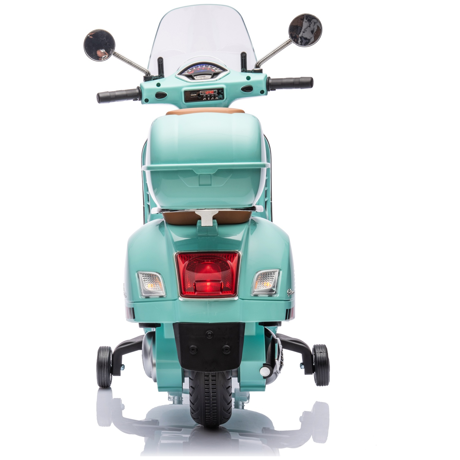 Un scooter jouet turquoise est centré. Il a un pare-brise, des rétroviseurs et un compartiment de rangement arrière. Des roulettes sont attachées.