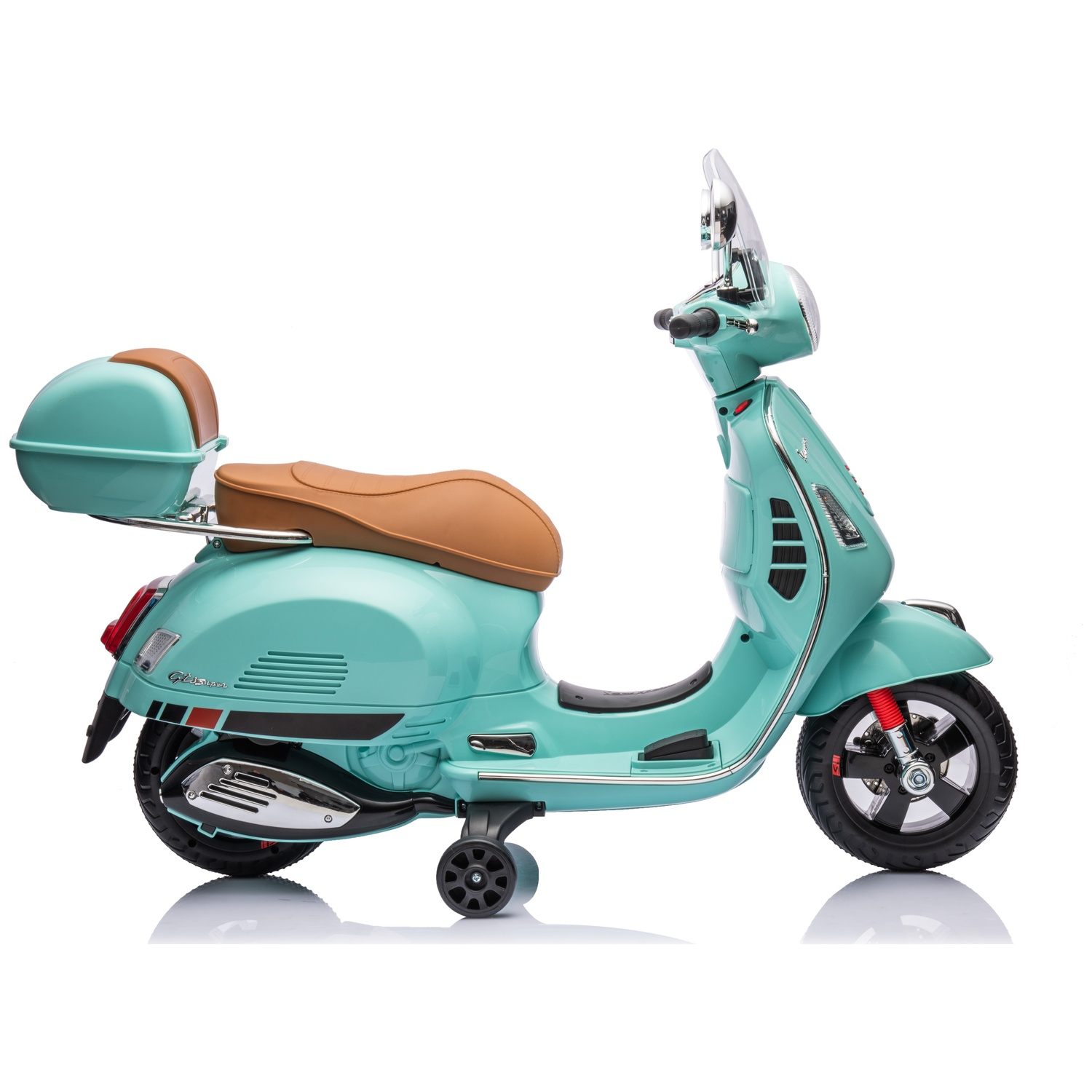 Un scooter Vespa turquoise avec une selle et une boîte de rangement marron. Il a des roues noires et un pare-brise transparent. Le fond est blanc.