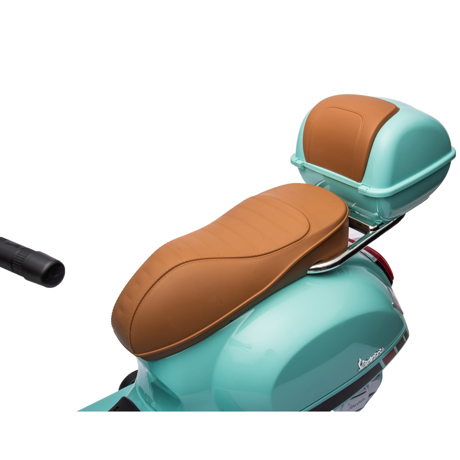 Un scooter Vespa turquoise avec une selle et une boîte de rangement marron. Guidon à gauche. Fond blanc.