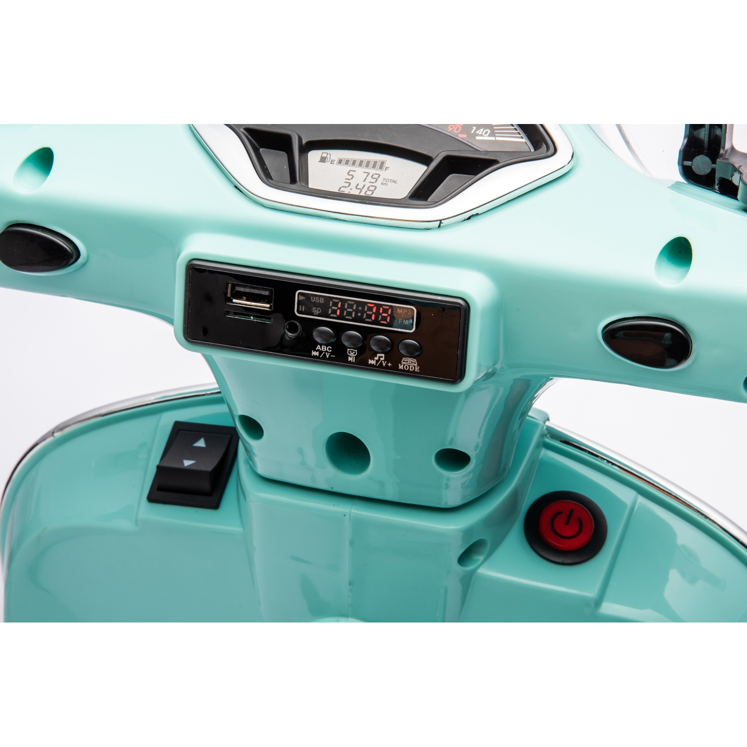 Gros plan sur le tableau de bord d'un scooter turquoise. Il comporte un compteur de vitesse, un affichage numérique, un port USB, des boutons et un bouton d'alimentation.