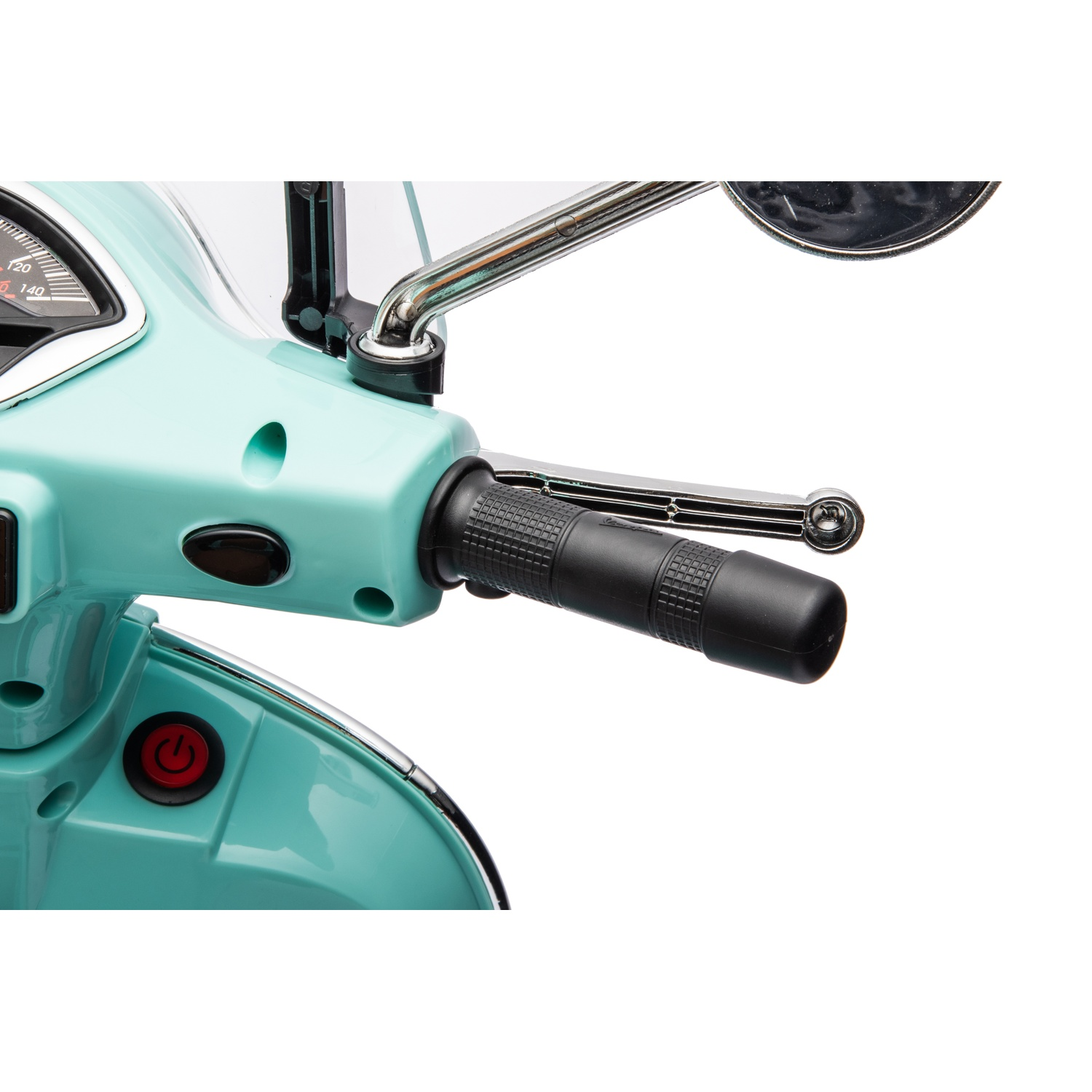 Gros plan sur le guidon d'un scooter turquoise avec poignée noire, rétroviseur chromé et bouton d'alimentation rouge. Fond blanc.