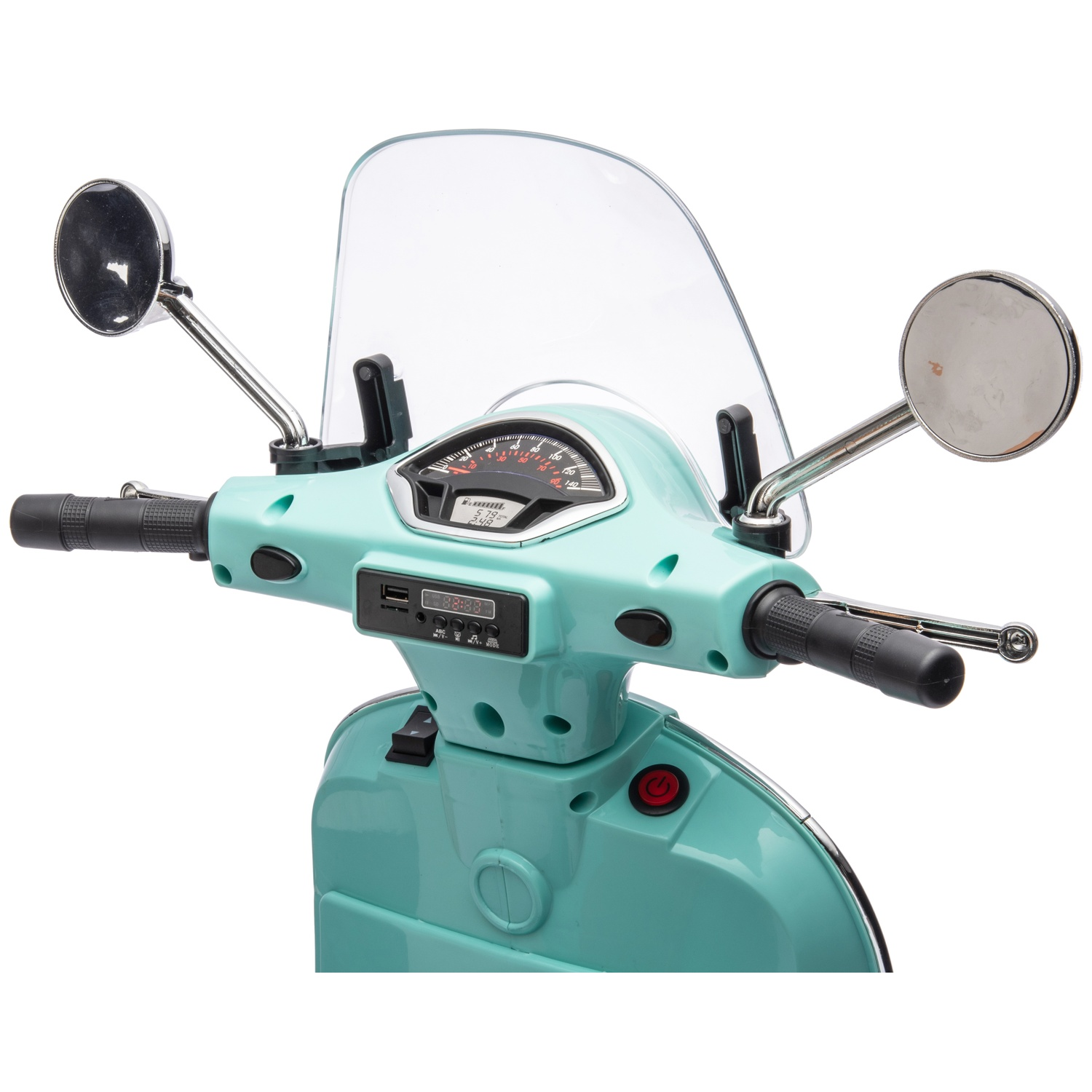 Gros plan sur un scooter bleu clair. Il a un pare-brise, deux rétroviseurs et des guidons noirs. Le fond est blanc.