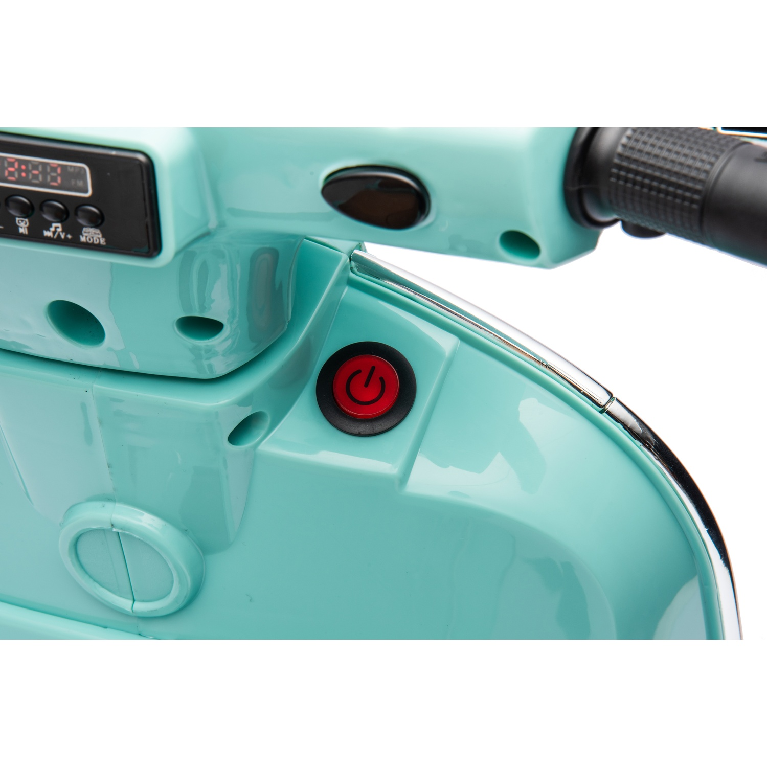Gros plan sur le tableau de bord d'un scooter teal. Il comporte un affichage numérique, des boutons, un bouton d'alimentation et un guidon noir.