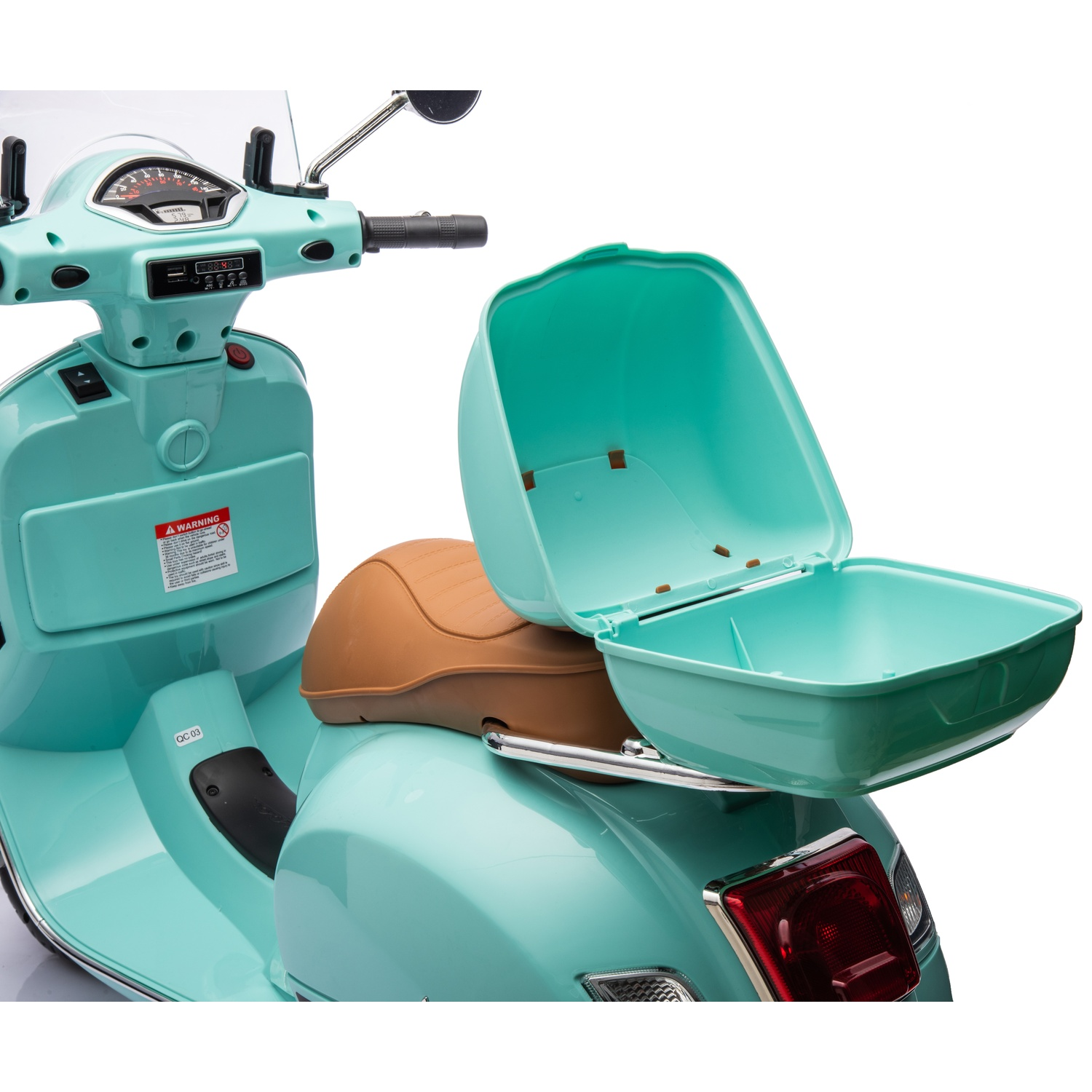Un scooter turquoise avec un compartiment de rangement turquoise ouvert. Le siège est marron. Le scooter a un compteur de vitesse et un autocollant d'avertissement.