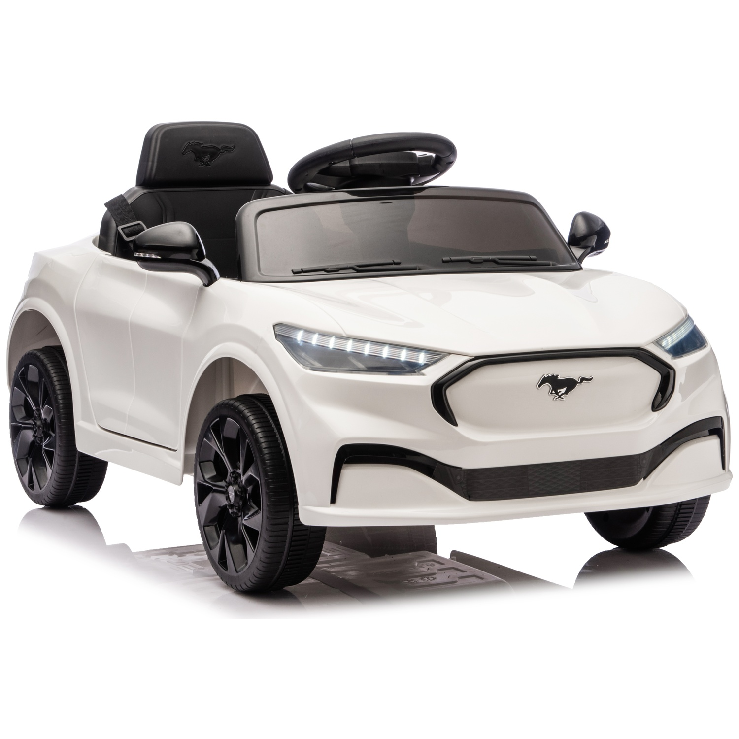 Une voiture jouet blanche avec des roues et des détails noirs. La voiture a un siège et un volant noirs, avec un logo de cheval.