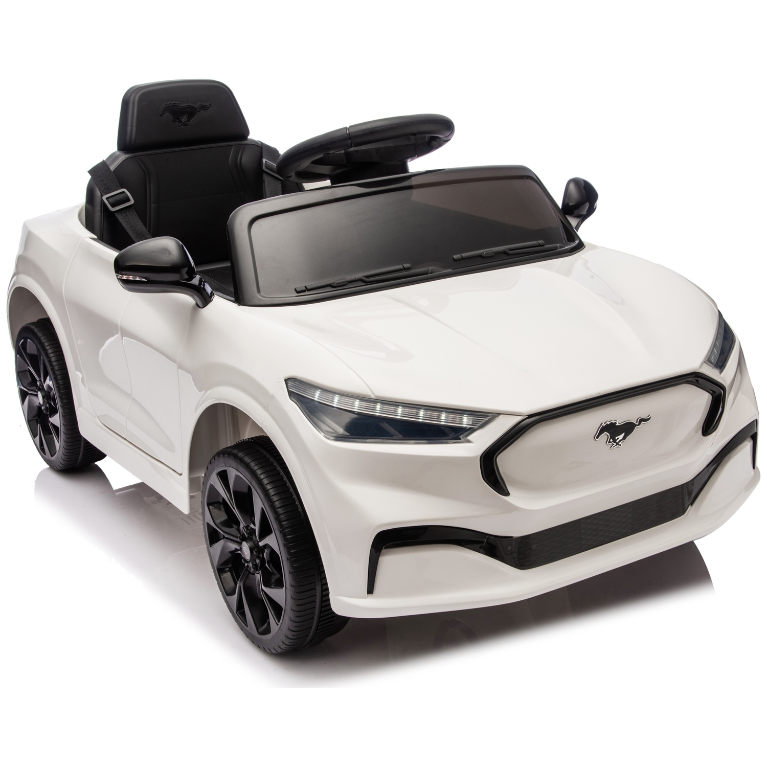 Une voiture jouet blanche avec des roues et des détails noirs, avec un siège et un volant noirs, sur fond blanc.