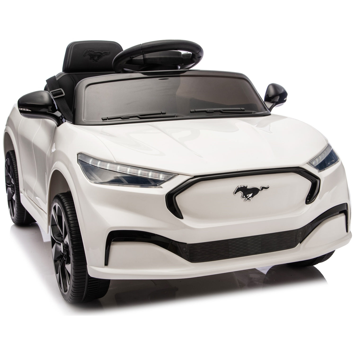 Une voiture jouet blanche avec des accents noirs. Elle a un volant, des sièges et le logo Mustang. La voiture est sur fond blanc.