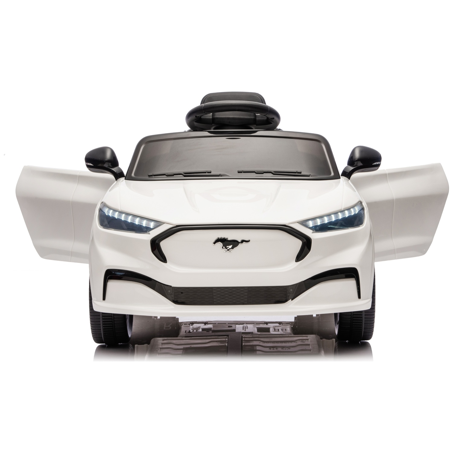 Une voiture jouet blanche avec les portes ouvertes. Elle a des accents noirs, un volant noir au-dessus et le logo Mustang.