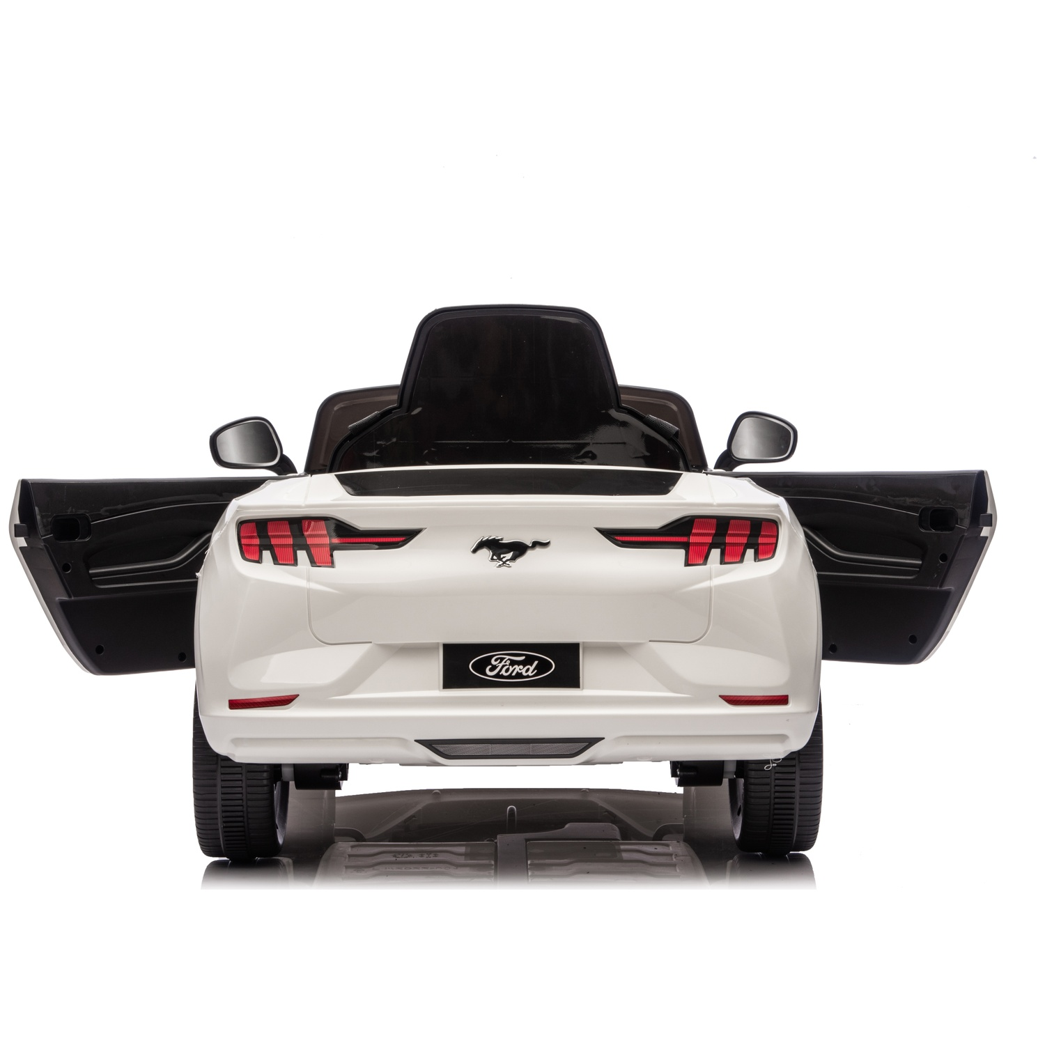 Une voiture jouet Ford Mustang blanche avec des portes noires ouvertes. La voiture est sur fond blanc. Le logo Ford est visible.