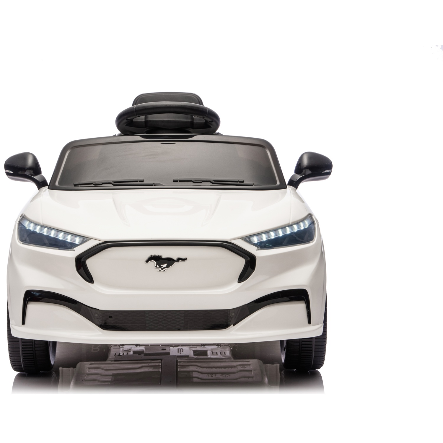 Une voiture jouet blanche avec des détails noirs. Elle a un volant, des phares et un logo de cheval à l'avant. Sur fond blanc.