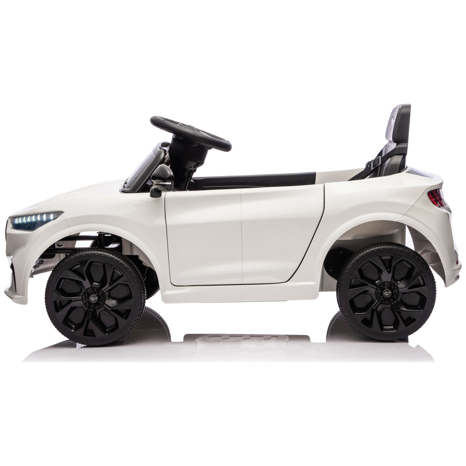 Une voiture jouet blanche avec des roues et un volant noirs. Elle a un siège noir et est sur fond blanc.