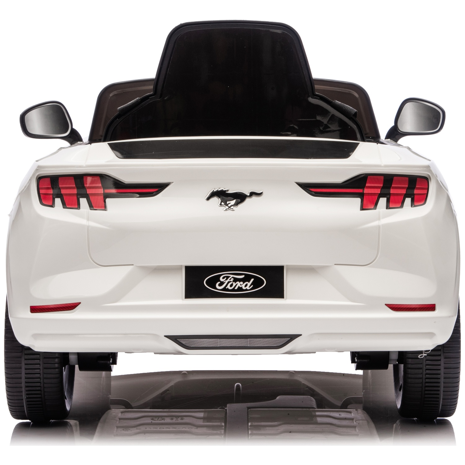 Vue arrière d'une voiture jouet Ford Mustang blanche. Toit noir, feux arrière rouges, logo Ford et pneus noirs. Surface réfléchissante.