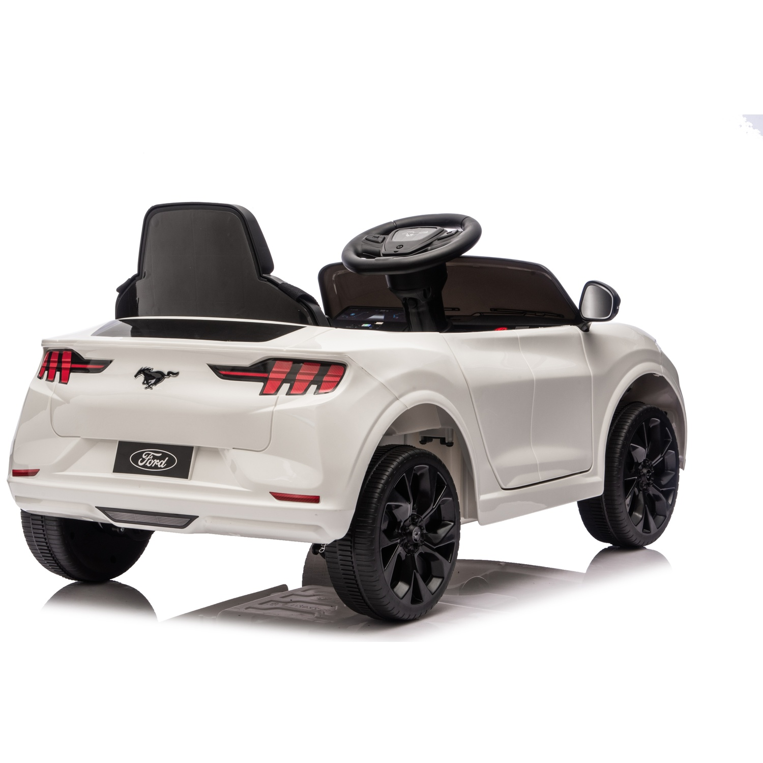 Une voiture jouet Ford Mustang blanche avec des roues et des détails noirs, sur fond blanc.