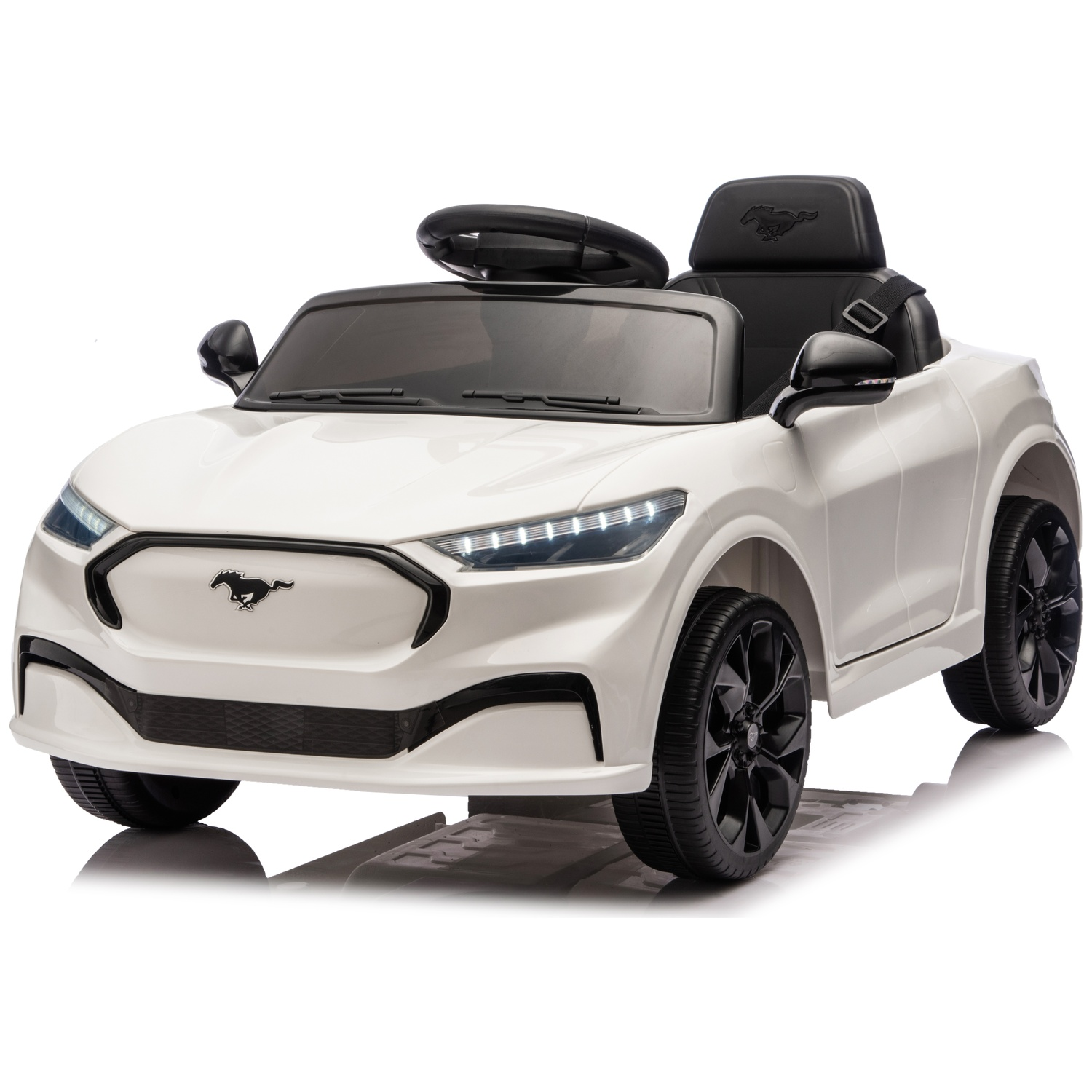 Une voiture jouet blanche avec des roues noires et un intérieur noir. Elle porte le logo Mustang à l'avant et sur l'appuie-tête.