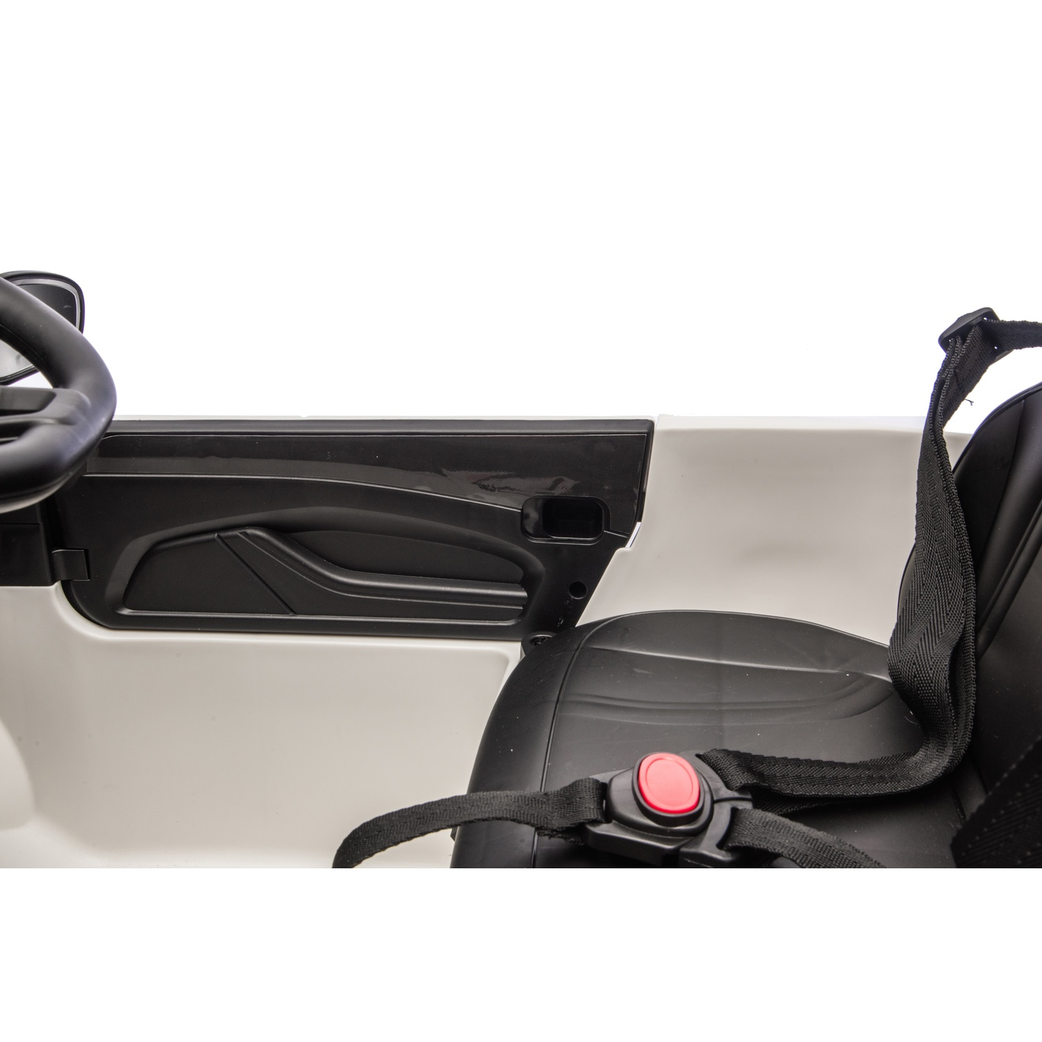 Intérieur d'une voiture jouet blanche. On voit un siège noir, une ceinture de sécurité noire avec boucle rouge et un volant.