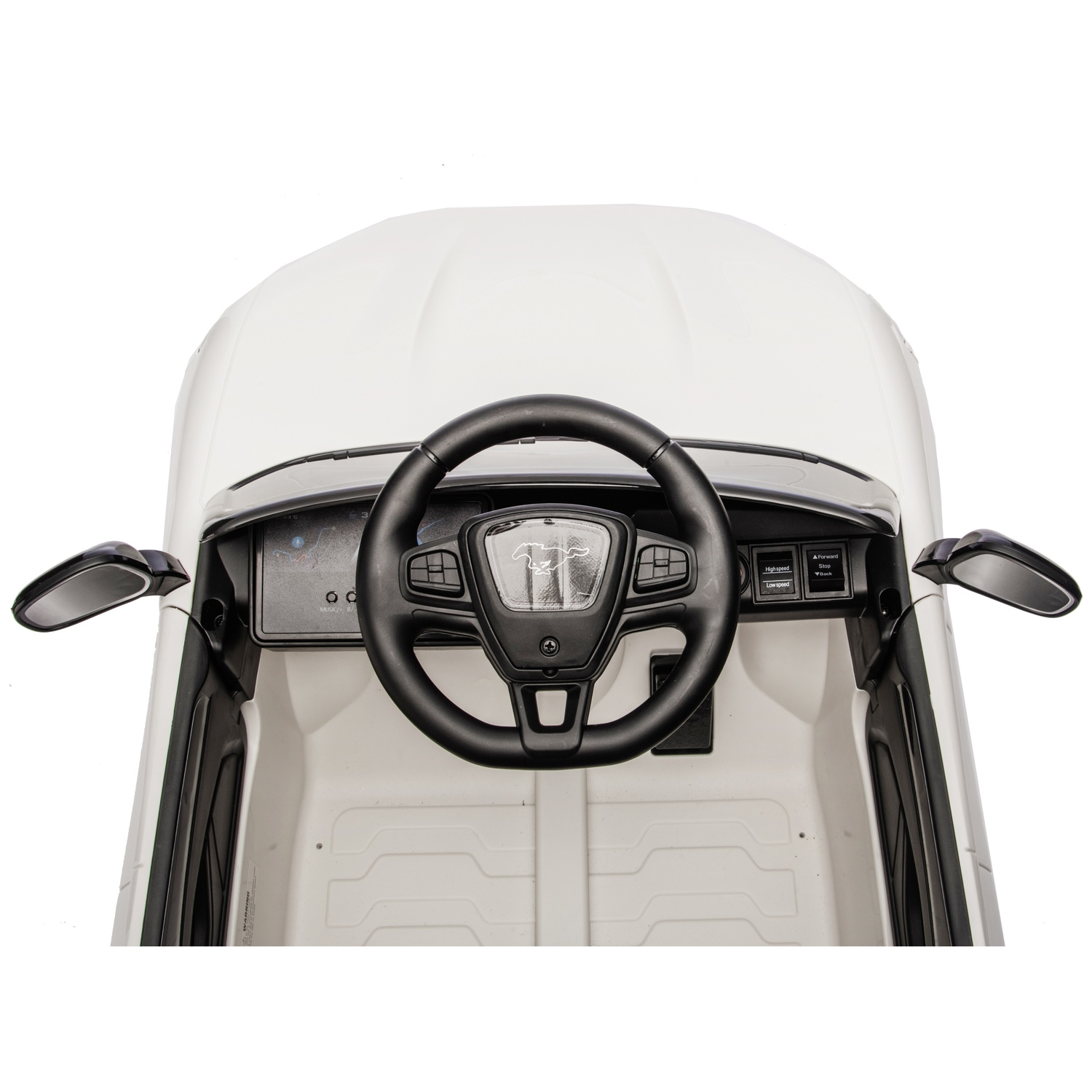 Intérieur de voiture jouet blanche. Volant, rétroviseurs et tableau de bord noirs. Carrosserie blanche. Isolé sur fond blanc.