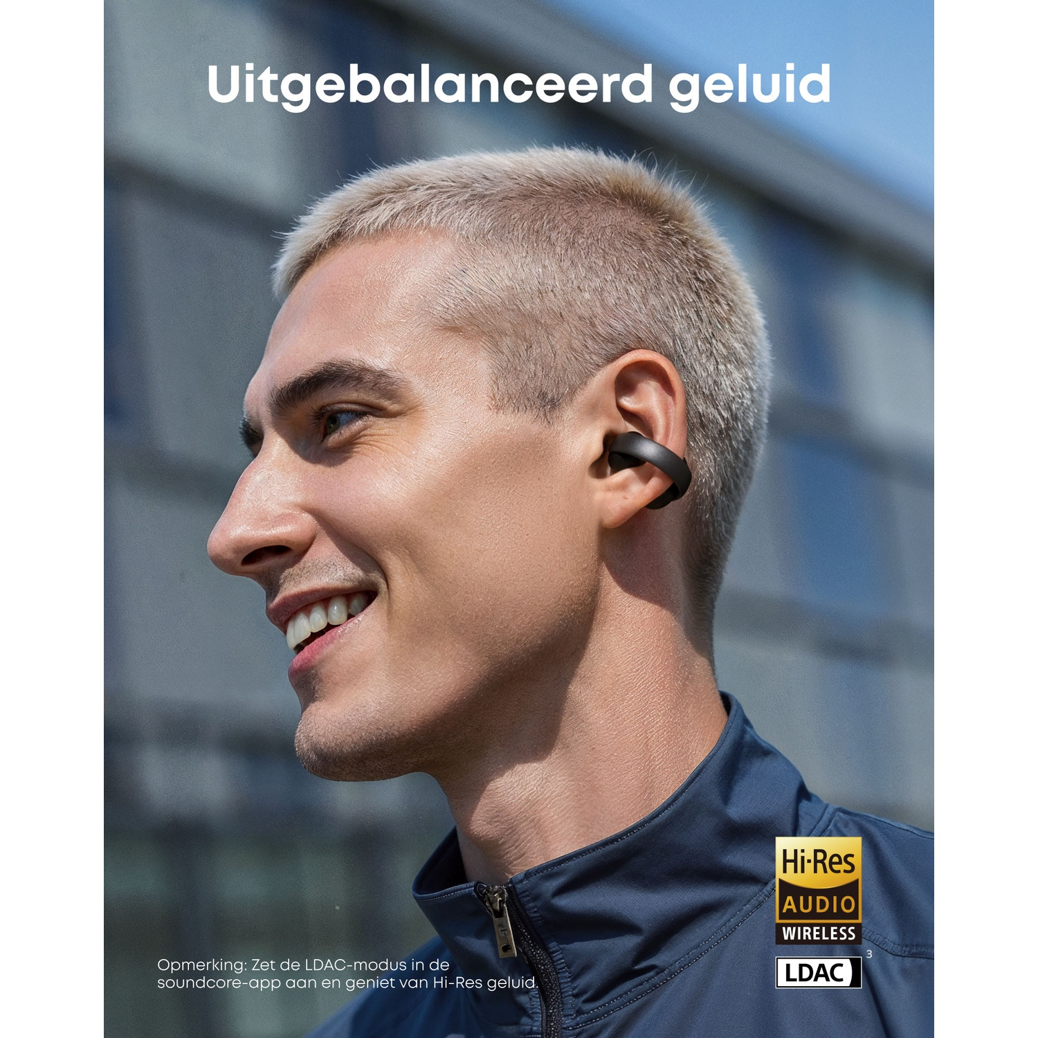 Een man met oortjes glimlacht. De tekst zegt 'Uitgebalanceerd geluid'. Hi-Res Audio Wireless en LDAC logo's zijn zichtbaar.