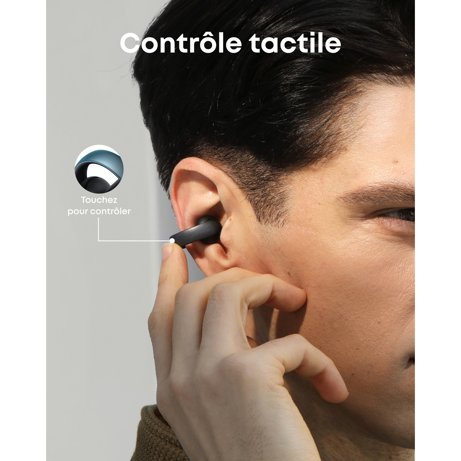 Un homme porte des écouteurs noirs. Il touche un écouteur avec son doigt. Texte : 'Contrôle tactile' (Contrôle tactile).