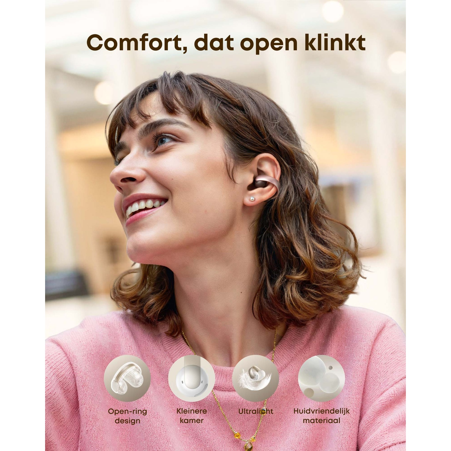 Een vrouw met oortelefoons lacht. Tekst: 'Comfort, dat open klinkt'. Daaronder iconen met tekst: Open-ring design, kleinere kamer, ultralight, huidvriendelijk materiaal.