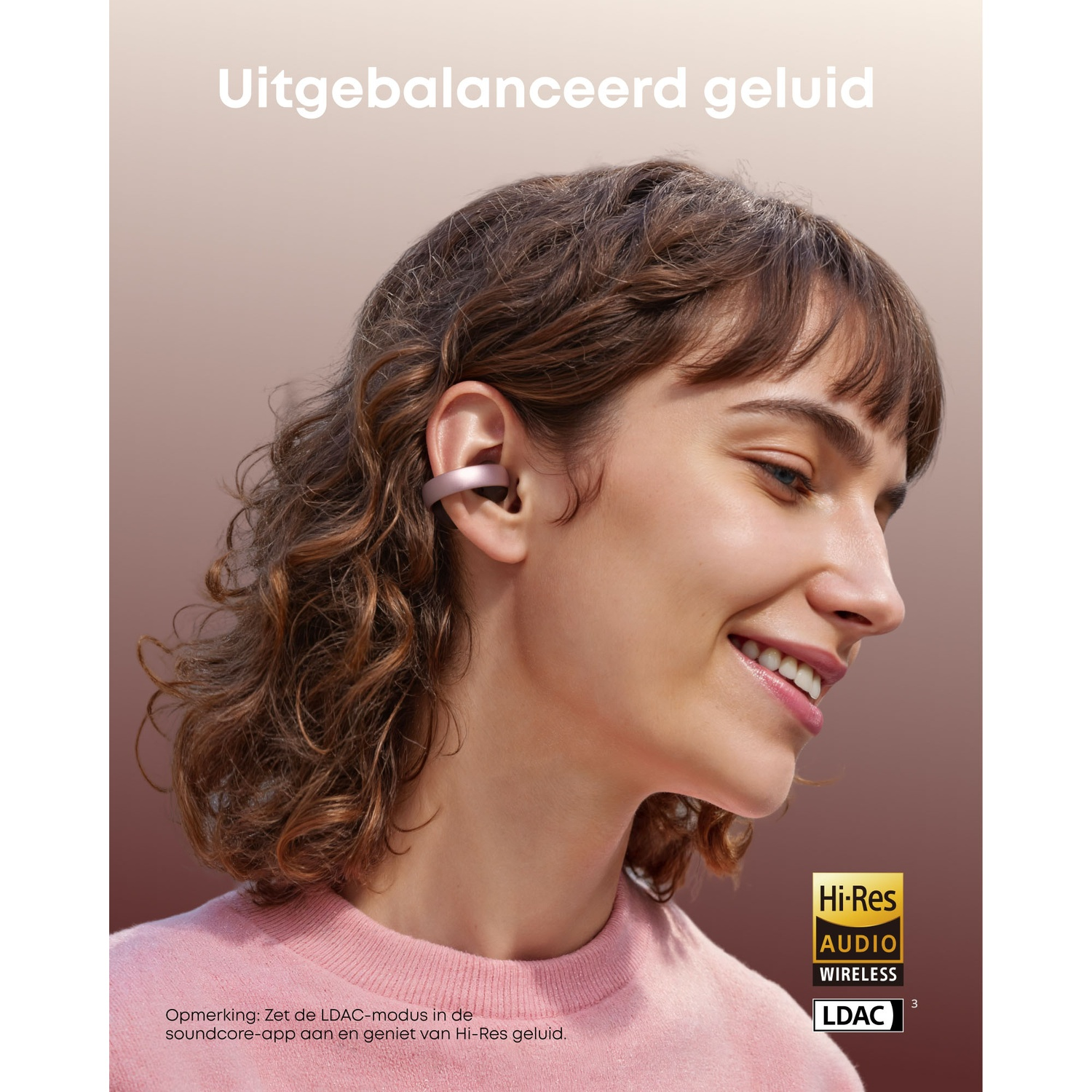 Een lachende vrouw met roze oortelefoons. Tekst zegt 'Uitgebalanceerd geluid' en 'Hi-Res Audio Wireless LDAC'.