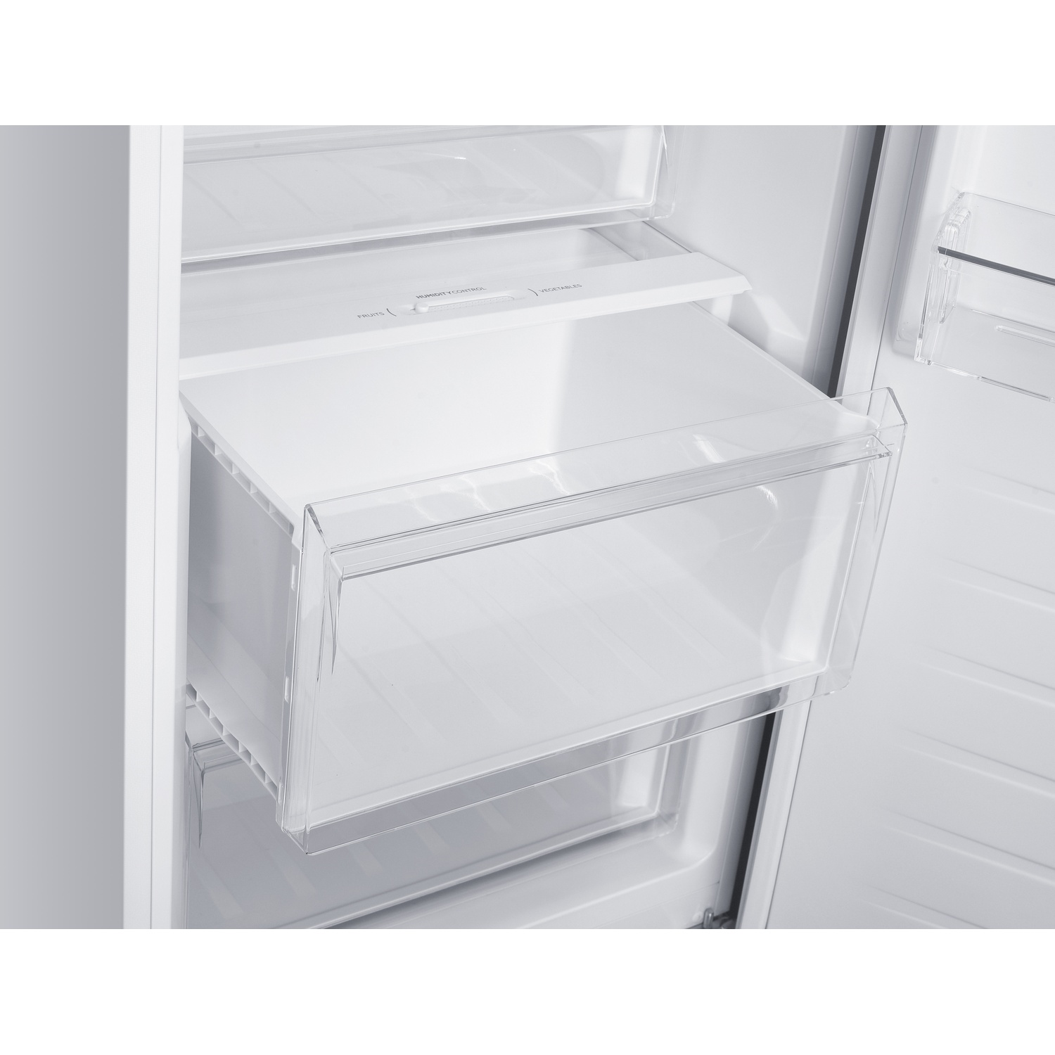 Interno del frigorifero aperto con cassetti bianchi e contenitori in plastica trasparente. Etichette per frutta, verdura e controllo dell'umidità visibili.