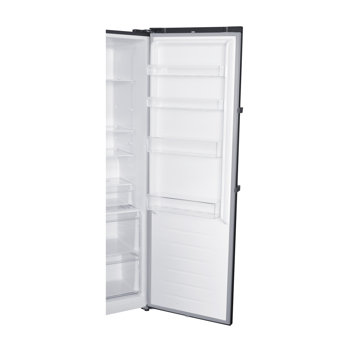 Un frigorifero aperto con ripiani e cassetti. L'interno è bianco, la porta è nera. Lo sfondo è bianco.