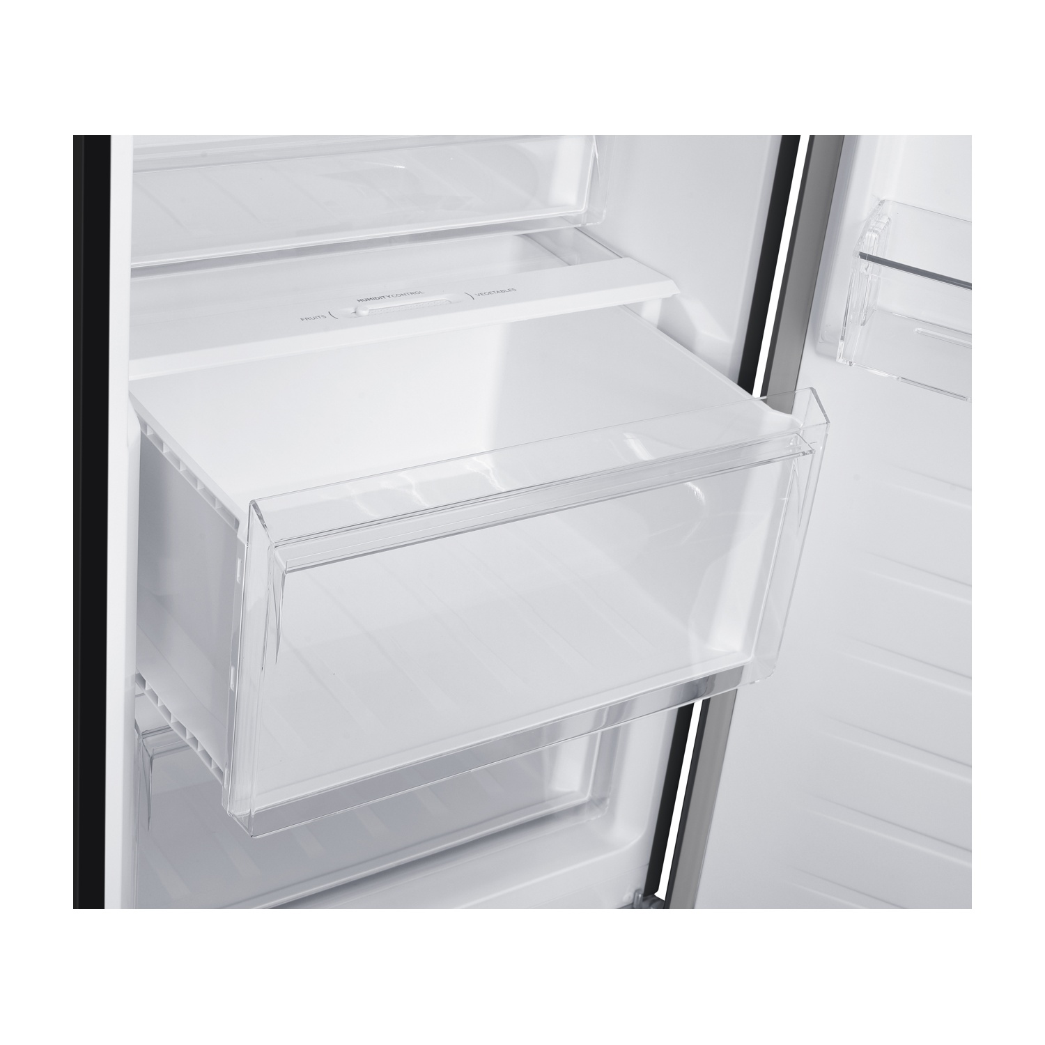 All'interno di un frigorifero, un cassetto bianco è estratto. Sopra, una mensola e un altro cassetto sono visibili. Il frigorifero è bianco.