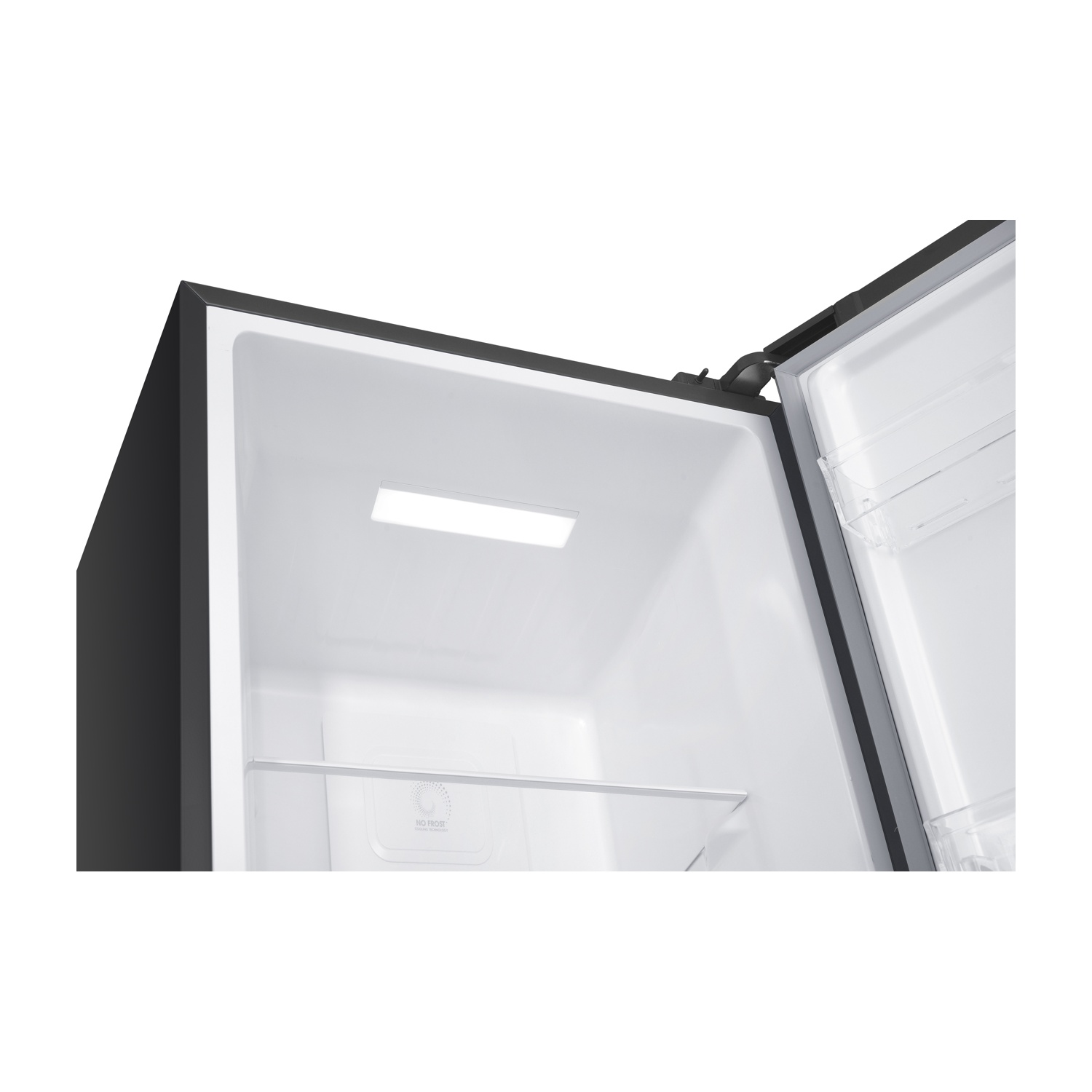 Interno del frigorifero aperto con ripiani bianchi e una luce. Cornice esterna nera. Ripiani in plastica trasparente sulla porta.
