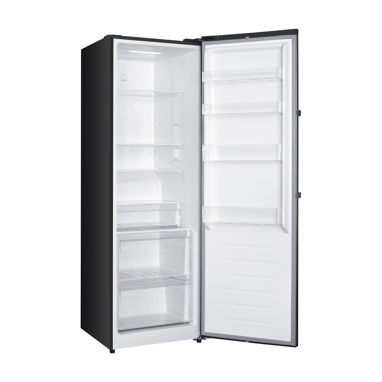 Un frigorifero nero con la porta aperta, che mostra ripiani, cassetti e l'interno bianco. Lo sfondo è bianco.