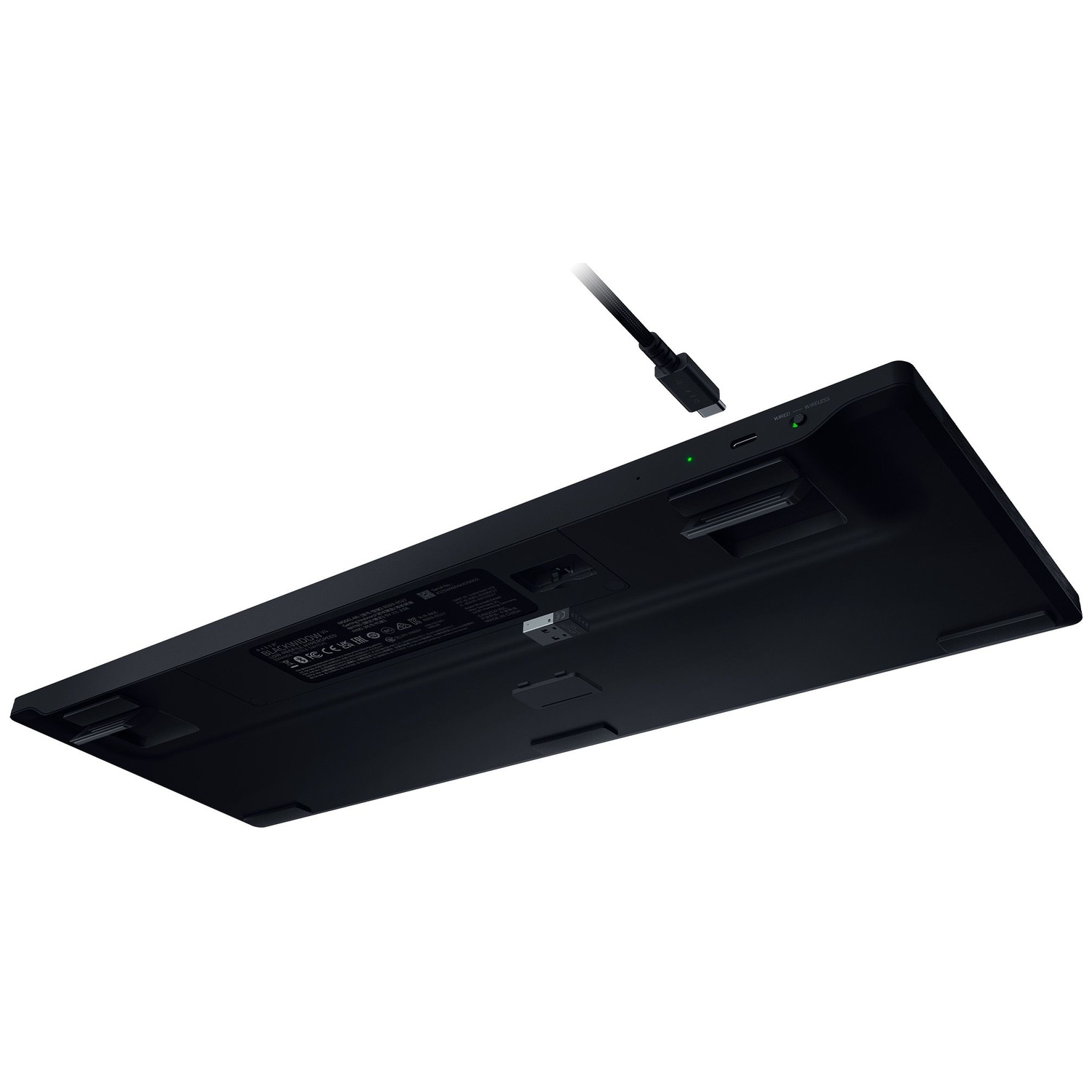 Zwart toetsenbord met USB-C-kabel, onderaanzicht. Het is zwart met kleine rubberen voetjes. De kabel hangt naar beneden. Witte achtergrond.