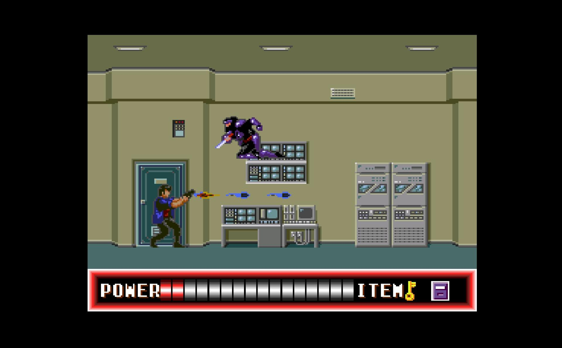 Eine pixelige Videospielszenen. Ein Mann schießt auf einen lila Feind. Die Umgebung ist ein Raum mit Tür und Ausrüstung.