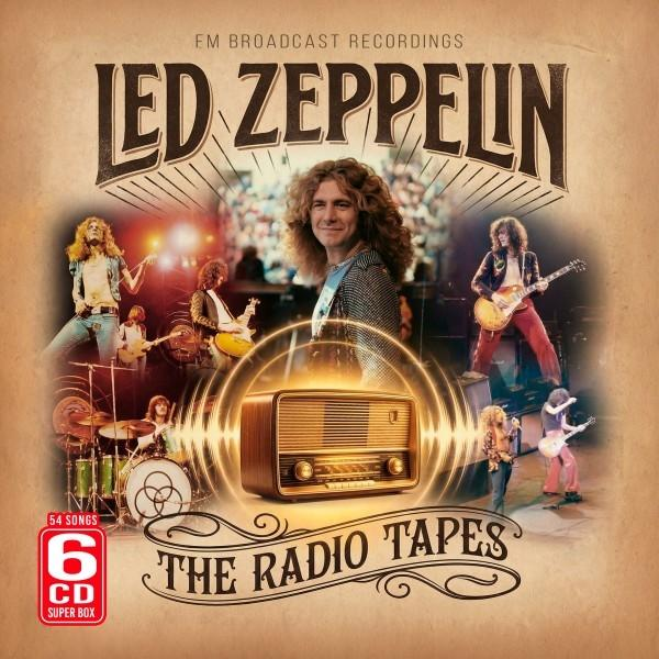 Led Zeppelin Albumcover. Bandmitglieder mit Radio in der Mitte. Der Text lautet 'The Radio Tapes'.
