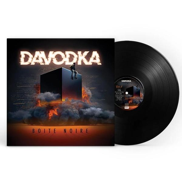 Albumcover: DAVODKA, schwarzer Würfel mit Person, Feuer und Rauch. Schallplatte rechts.