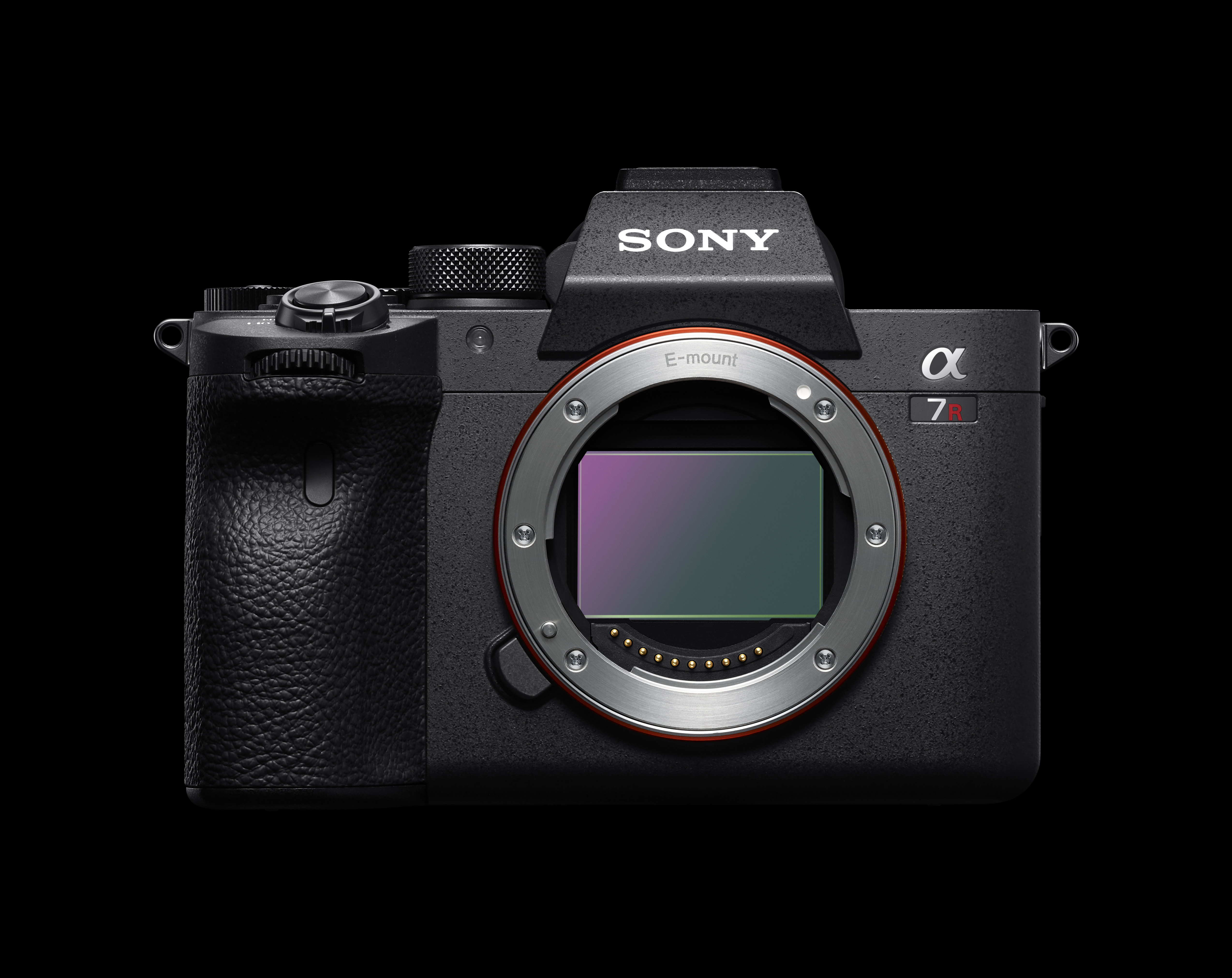 Una fotocamera Sony Alpha 7R nera centrata su sfondo nero. Sono visibili l'attacco dell'obiettivo e il sensore.